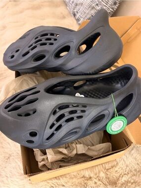 Yeezy Foam Runner Sandals in Black